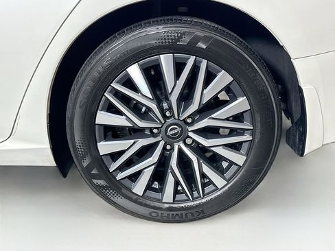 Used 2024 Nissan Altima 2.5 SV image 11