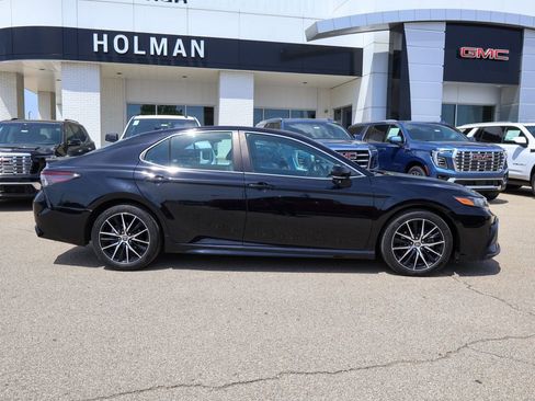 Used 2021 Toyota Camry SE w/ Cold Weather Package FWD image 2