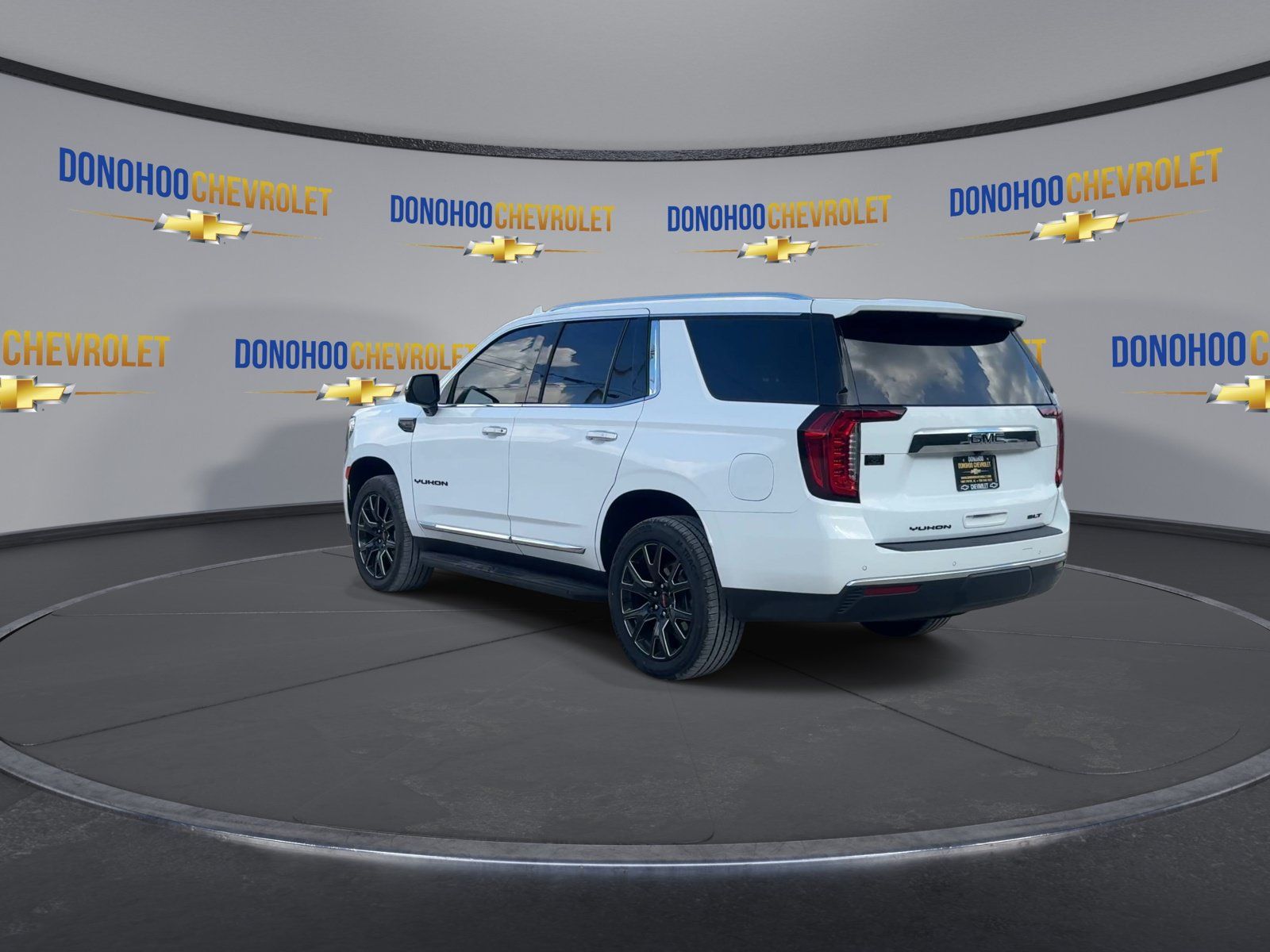 Used 2024 GMC Yukon SLT w/ SLT Premium Package AWD/4WD image 9