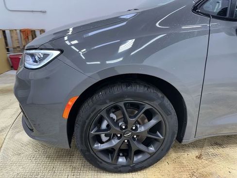 Used 2025 Chrysler Pacifica Limited AWD/4WD image 20