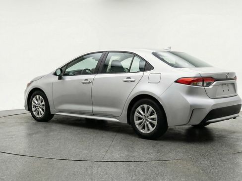 Used 2025 Toyota Corolla Cross LE image 6