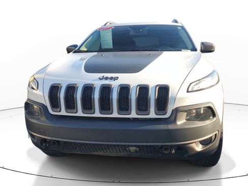 Used 2017 Jeep Cherokee Trailhawk image 2