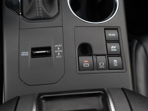 Used 2025 Toyota Highlander XLE AWD/4WD image 25