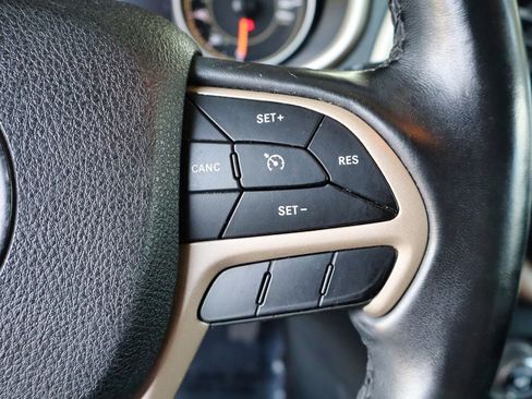 Used 2018 Jeep Cherokee Limited AWD/4WD image 33