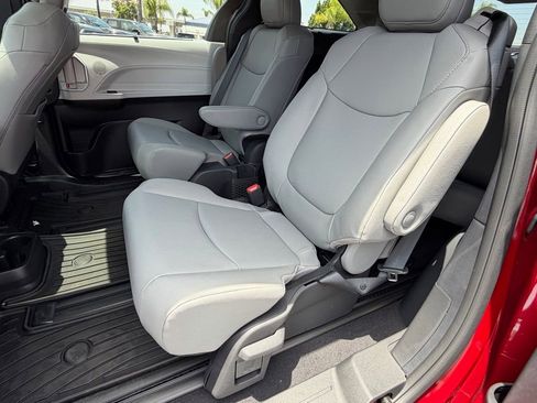 New 2026 Toyota Sienna XLE FWD image 33