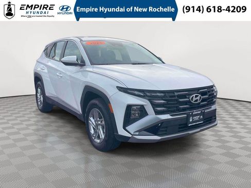 Used 2025 Hyundai Tucson SE AWD/4WD image 1