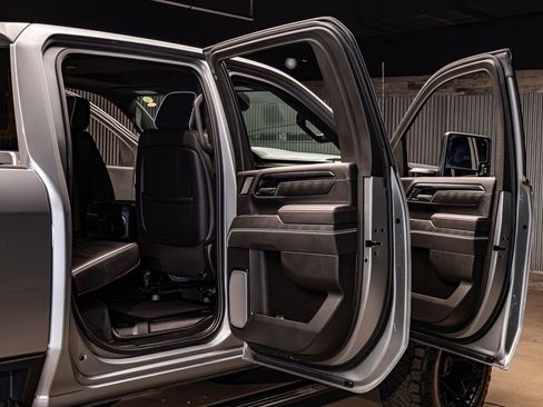 Used 2024 GMC Sierra 2500 AT4X image 32