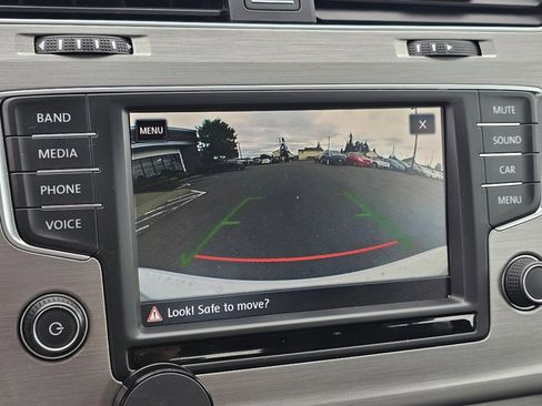 Used 2017 Volkswagen Golf S image 8