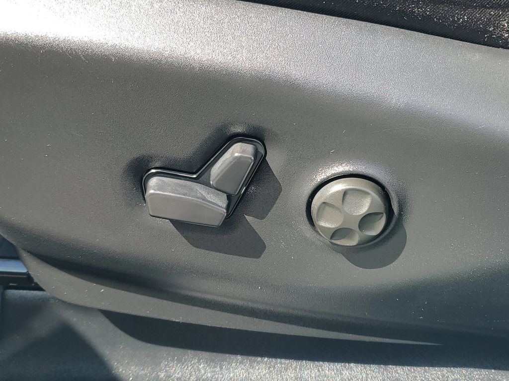 Used 2026 Chrysler Pacifica Limited FWD image 8