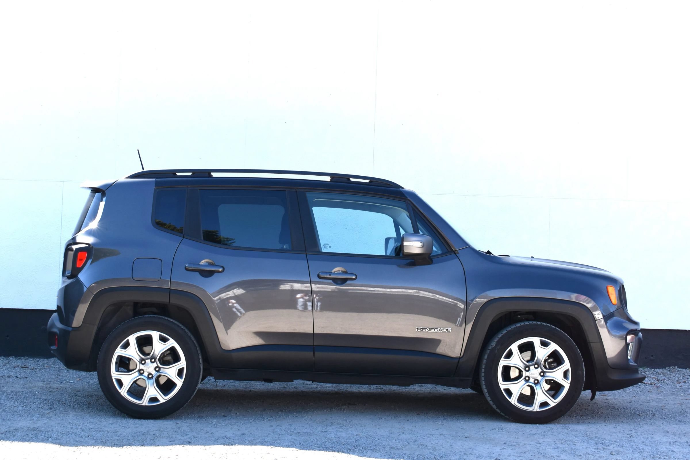 Used 2020 Jeep Renegade Limited w/ UConnect 8.4 Nav Group FWD image 6