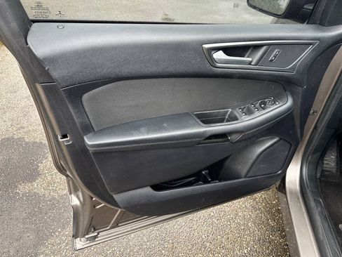 Used 2019 Ford Edge SE FWD image 18
