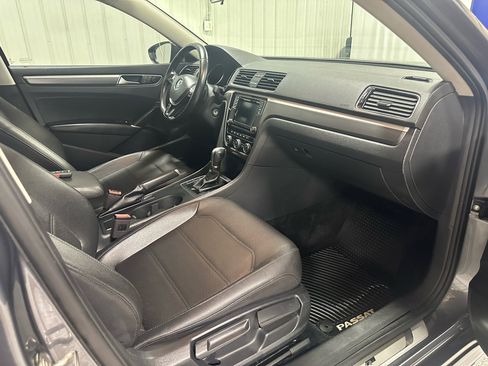 Used 2018 Volkswagen Passat 2.0T R-Line w/ R-Line Lighting Package image 11