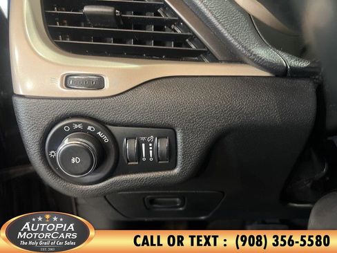 Used 2017 Jeep Cherokee Latitude image 19