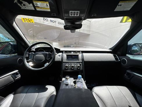 Used 2017 Land Rover Discovery SE image 26