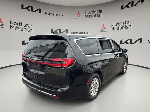 Used 2024 Chrysler Pacifica Touring-L FWD image 5