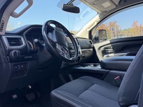 Used 2017 Nissan Titan SV image 11