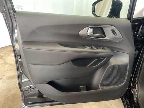 New 2026 Chrysler Pacifica Select image 10