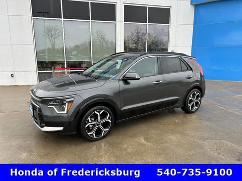 Used 2023 Kia Niro SX Touring image 1