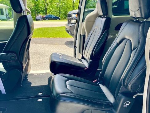Used 2024 Chrysler Pacifica Touring-L FWD image 15