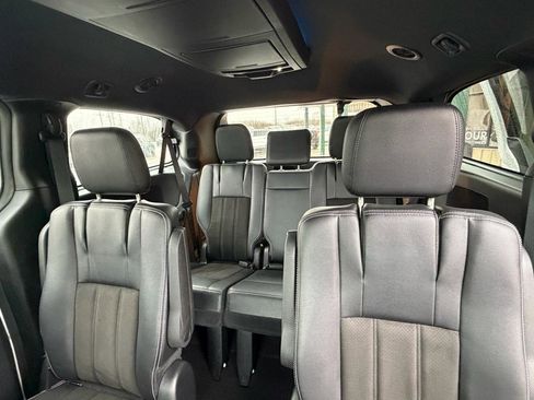 Used 2019 Dodge Grand Caravan SXT w/ Driver Convenience Group image 12