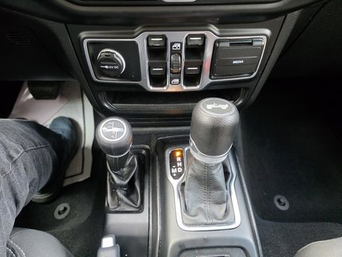 Used 2021 Jeep Wrangler Unlimited Sport AWD/4WD image 9
