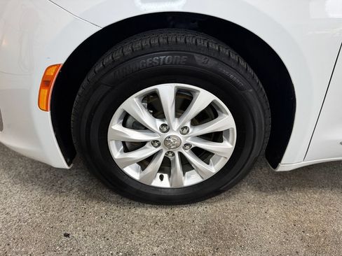 Used 2017 Chrysler Pacifica Touring-L FWD image 27