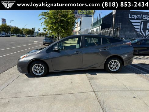 Used 2016 Toyota Prius Three w/ Advanced Technology Package FWD image 4