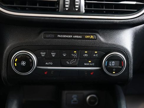 Used 2020 Ford Escape SE image 21