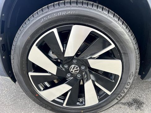 Used 2024 Volkswagen Atlas Cross Sport SE image 11