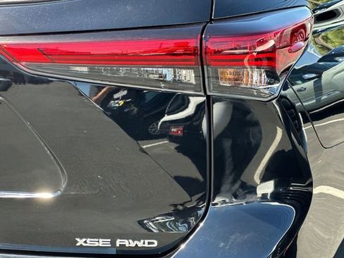 Used 2023 Toyota Highlander XSE AWD/4WD image 32