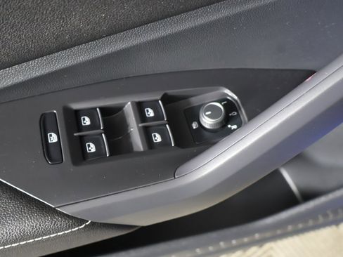 Used 2024 Volkswagen Jetta SE w/ Panoramic Sunroof Package image 31