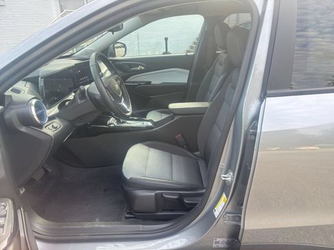 Used 2025 Chevrolet Trax LT w/ LT Convenience Package FWD image 27