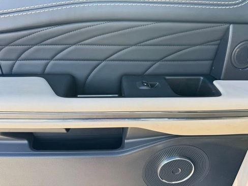 Used 2022 Ford Expedition Platinum image 17