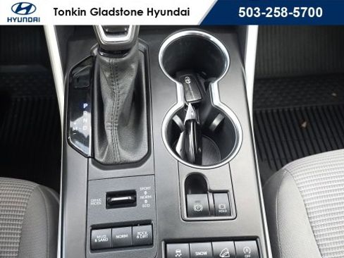 Used 2021 Toyota Highlander LE image 19