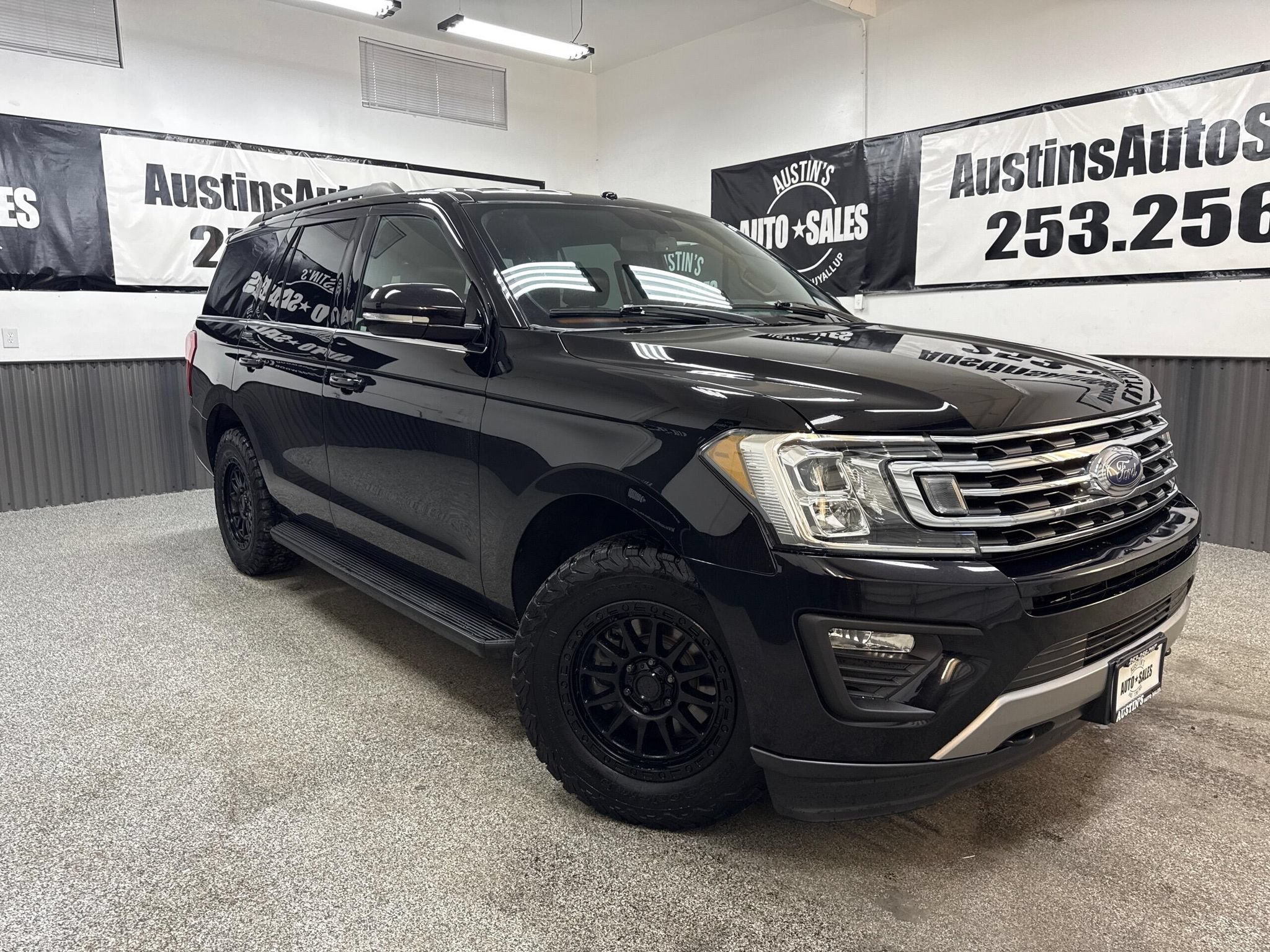 Used 2019 Ford Expedition XLT w/ Equipment Group 201A AWD/4WD image 1