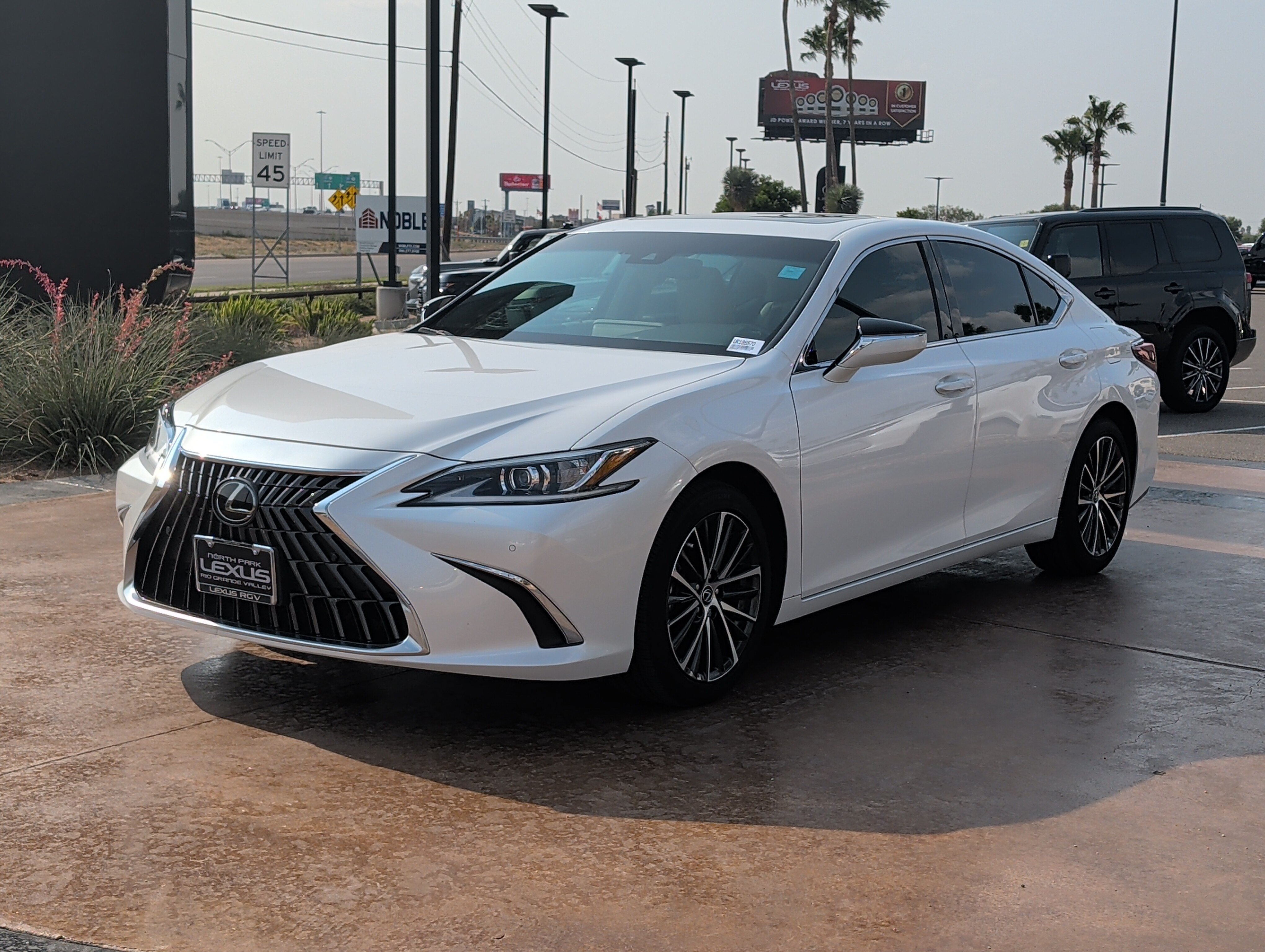 Used 2025 Lexus ES 350 w/ Premium Package FWD image 5
