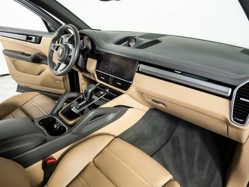 Certified 2022 Porsche Cayenne Platinum Edition w/ Premium Package Plus image 25