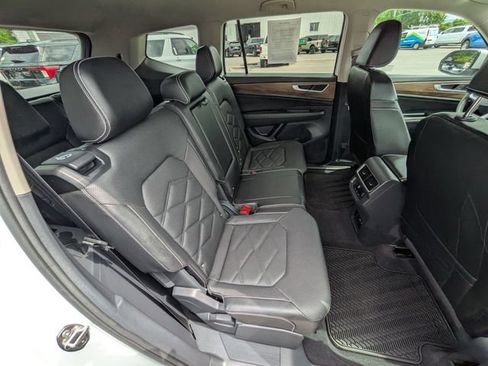 Used 2024 Volkswagen Atlas SE AWD/4WD image 19