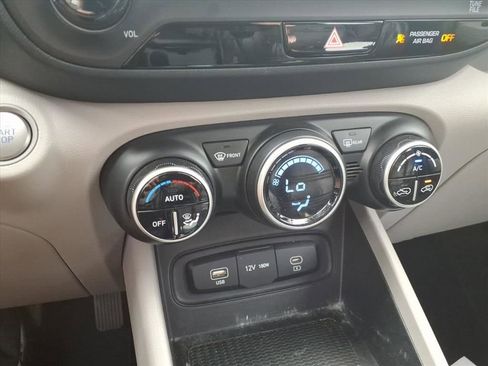 Used 2024 Hyundai Venue SEL image 16