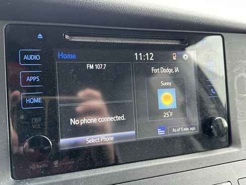 Used 2015 Toyota Sienna LE image 30