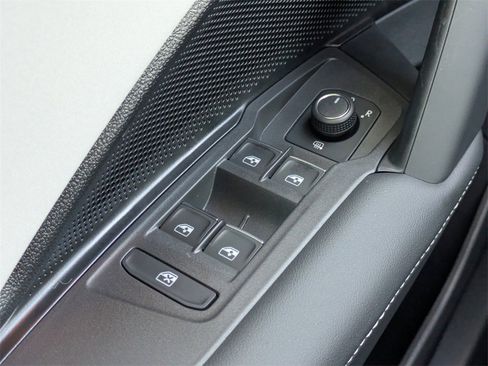 New 2025 Volkswagen Tiguan SE image 24