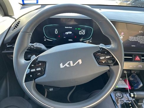 Used 2023 Kia Niro EX Touring image 6