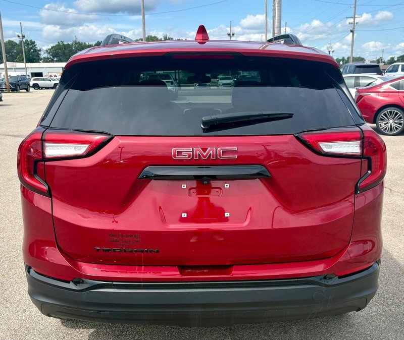 Used 2024 GMC Terrain SLE w/ Driver Convenience Package FWD image 4