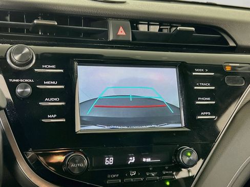 Used 2019 Toyota Camry SE FWD image 13