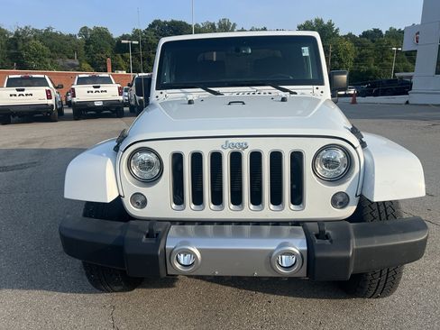 Used 2018 Jeep Wrangler Sahara w/ Connectivity Group AWD/4WD image 2