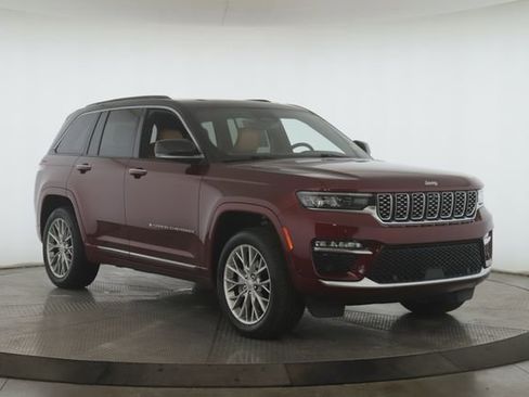 Used 2024 Jeep Grand Cherokee Summit w/ Luxury Tech Group V image 2
