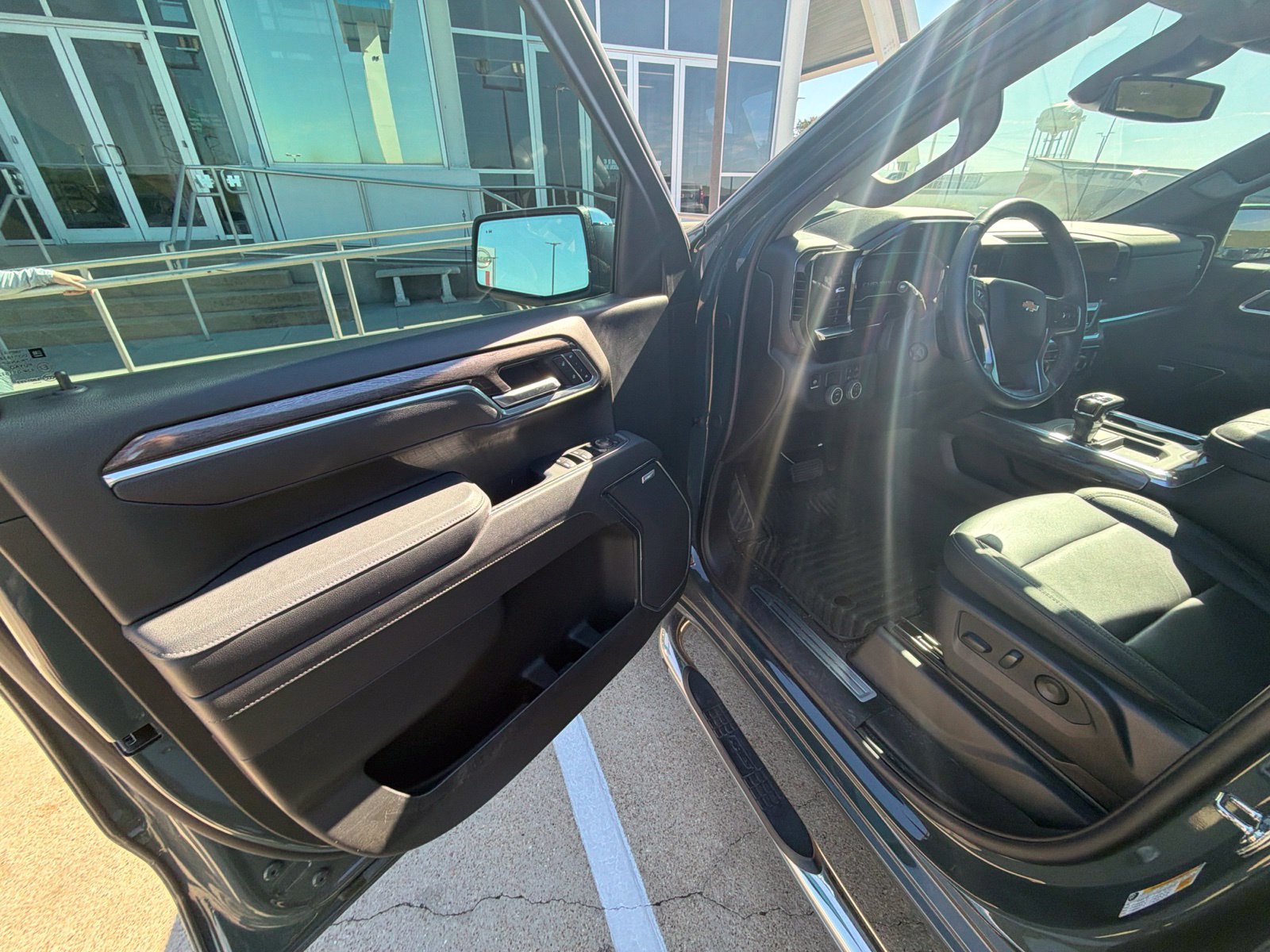 Used 2025 Chevrolet Silverado 1500 LTZ RWD image 4