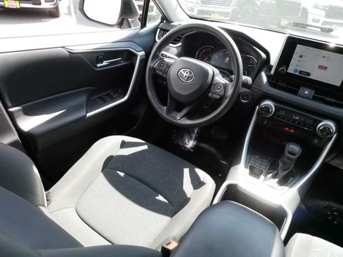 Used 2023 Toyota RAV4 XLE AWD/4WD image 9