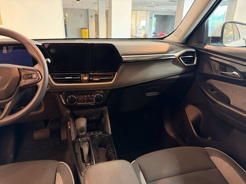 Used 2025 Chevrolet TrailBlazer LT FWD image 34