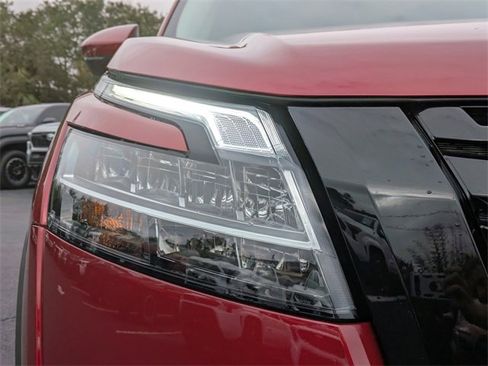 Used 2024 Nissan Pathfinder SL w/ Black Appearance Package image 10